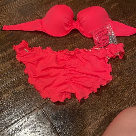 Victoria’s Secret bikini - Picture 2 of 4